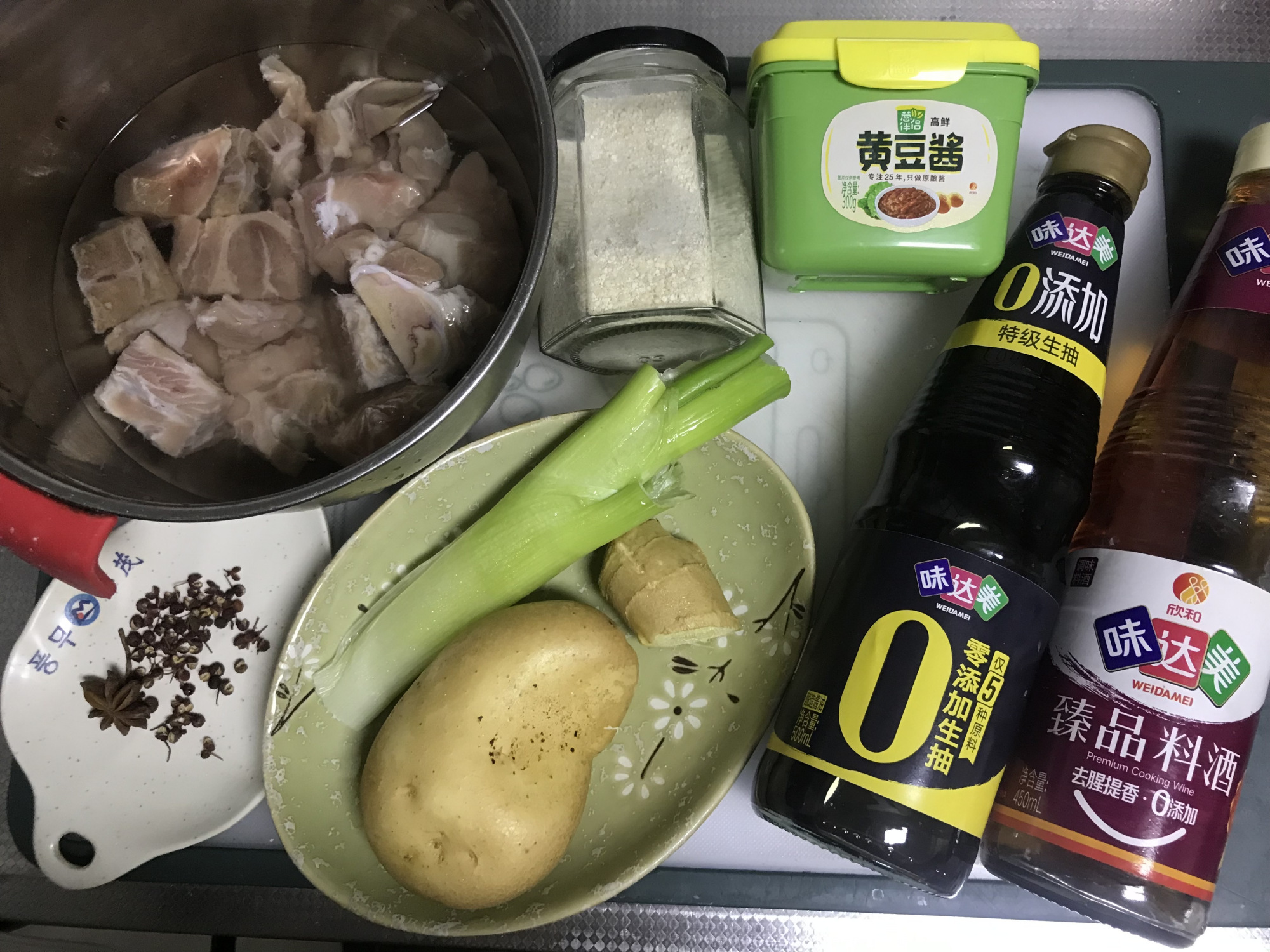 蒸排骨，先焯水是错的，只需多加1步，肉质滑嫩多汁，好吃不上火