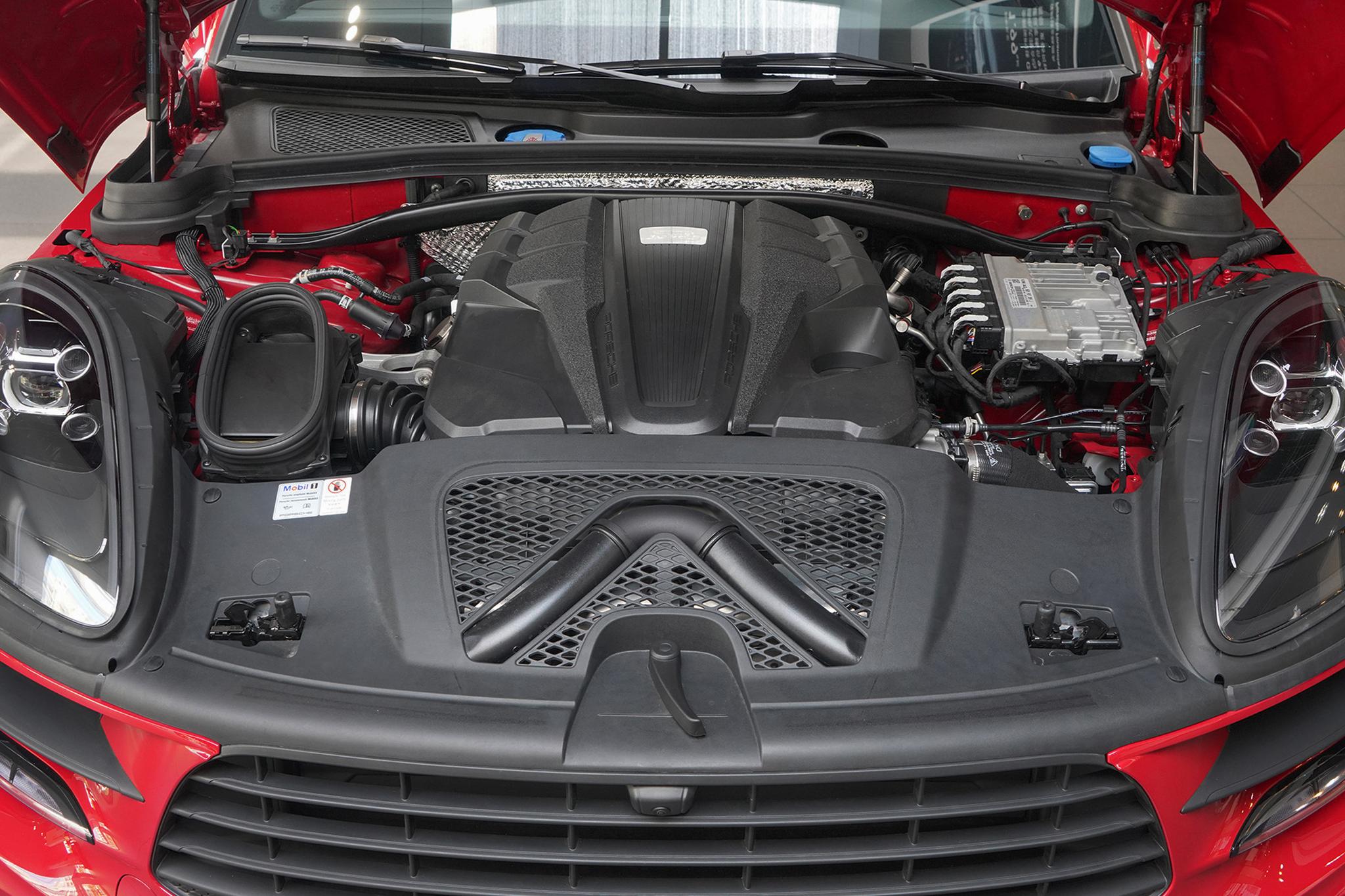 There is an oil leak in the valve chamber of the Porsche Macan engine