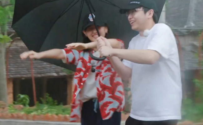 黄晓明《向往》撑伞引争议，看过正片才知道的