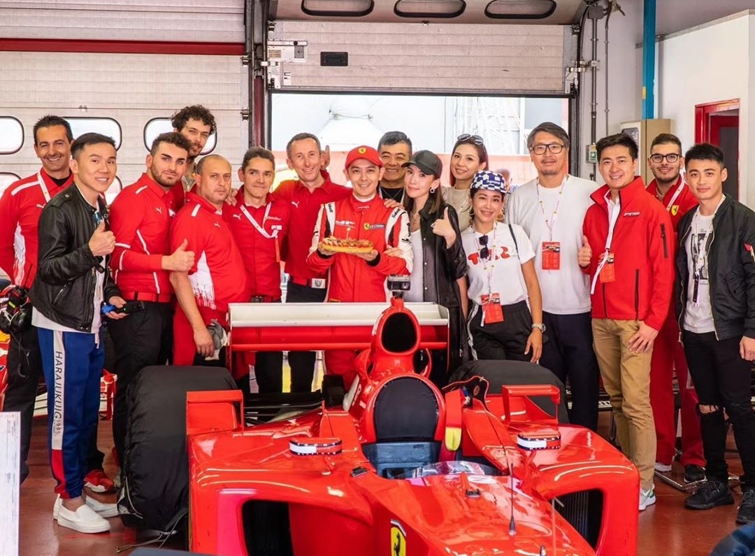 林志穎生日曬全家福，Kimi身高直追爸爸，三兄弟畫賀卡當禮物