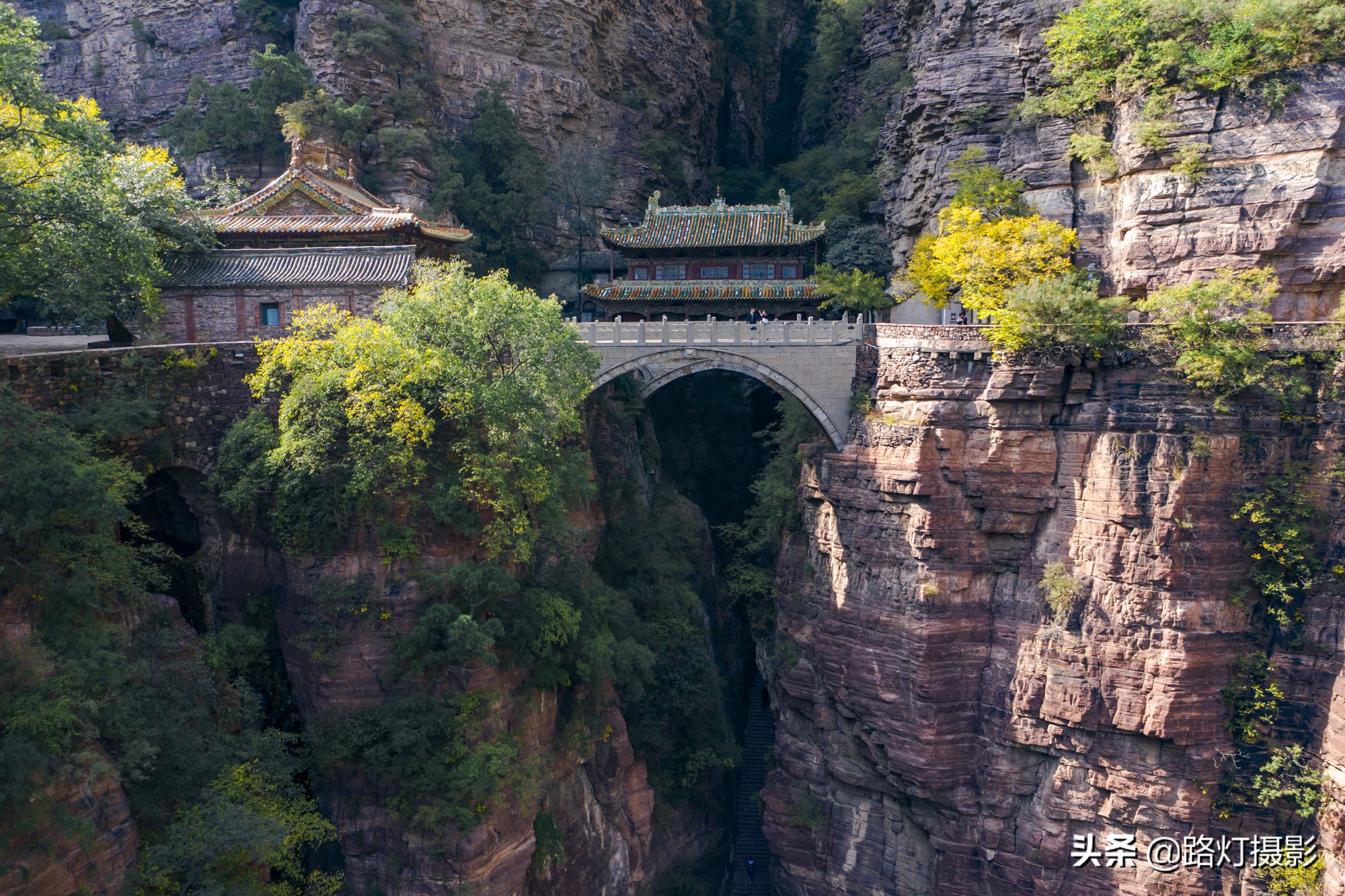 Flying in the sky!  There is a "hanging temple" in Hebei, which spans over 500 years of precipitous cliffs. It is a wonder