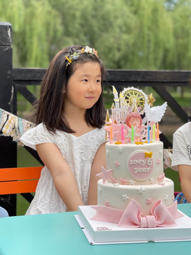 张亮为女儿庆6岁生日，妹妹穿公主裙对着蛋糕许愿，似长发版天天