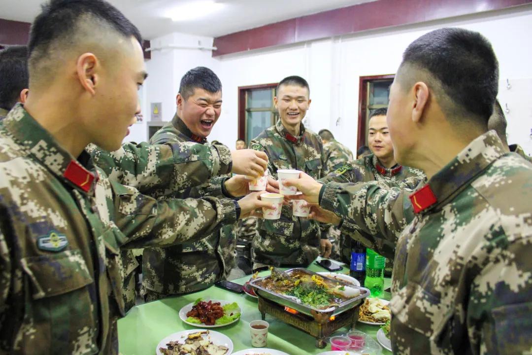 兵哥哥的“年夜饭”，看看哪个单位的伙食你最喜欢？