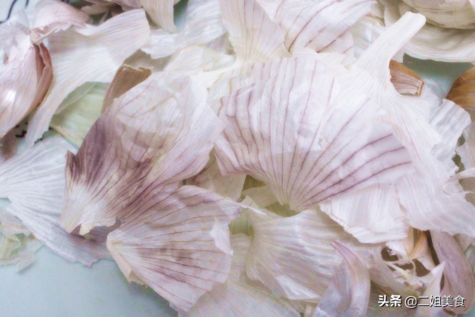 大蒜皮是好宝贝，别再扔掉了，教您大蒜皮的3个用法，简单实用