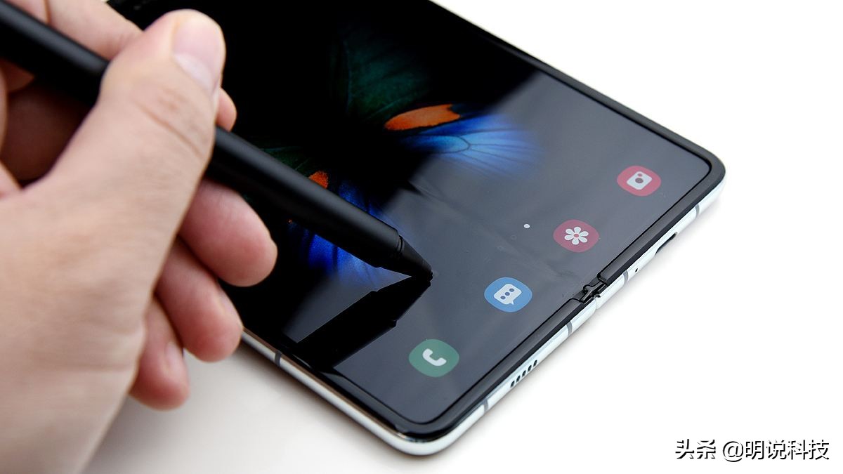 三星折叠屏手机上Galaxy Fold 2曝出：更轻巧、更划算