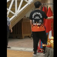 官宣太不走心！大张伟穿红袍陈伟霆定制T恤，内容全靠路透猜