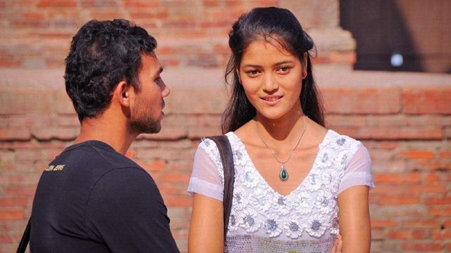 尼泊尔穷人生活，睡大街一样“开心”，网友：