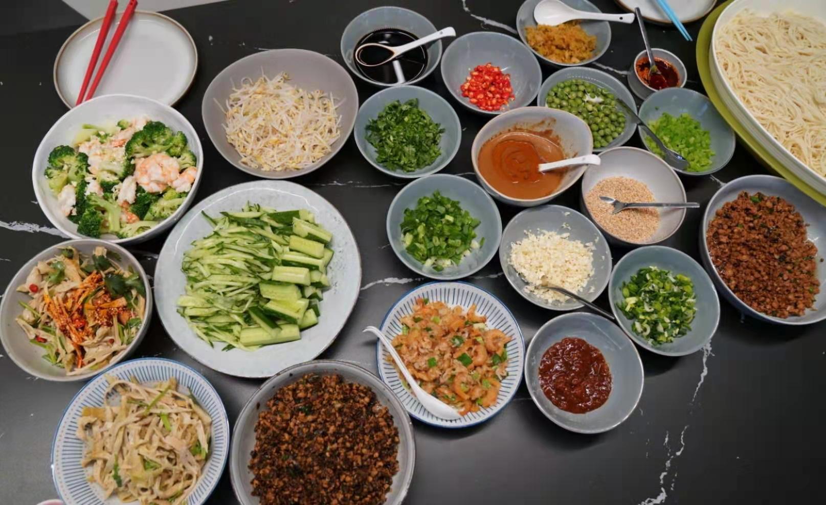 孙莉晒黄磊做的晚饭，面条的配料太“花里胡哨”，网友：第一回见