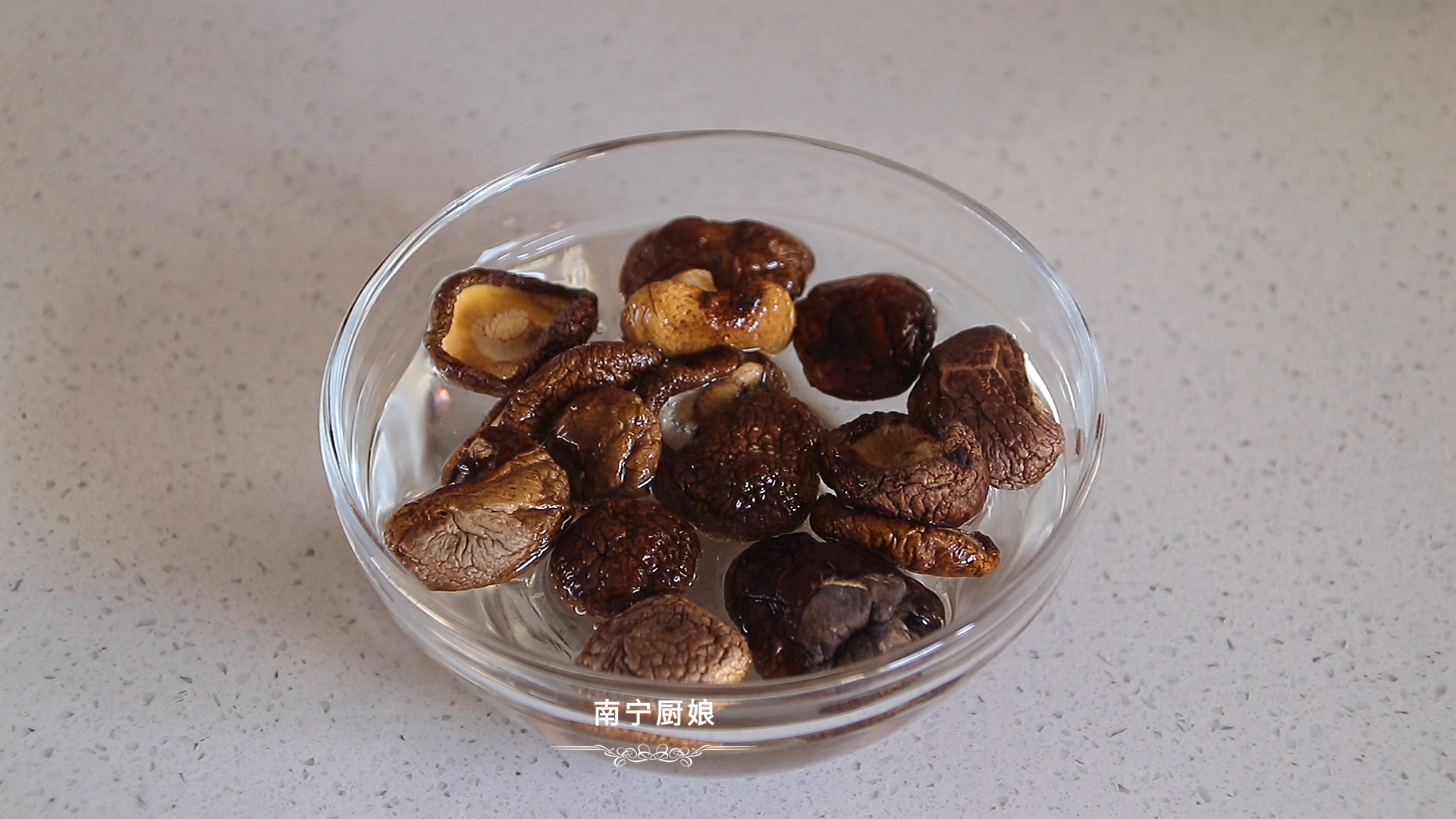 做红烧鸡翅，很多人下锅前就做错了，难怪做出来肉质发柴、腥味重