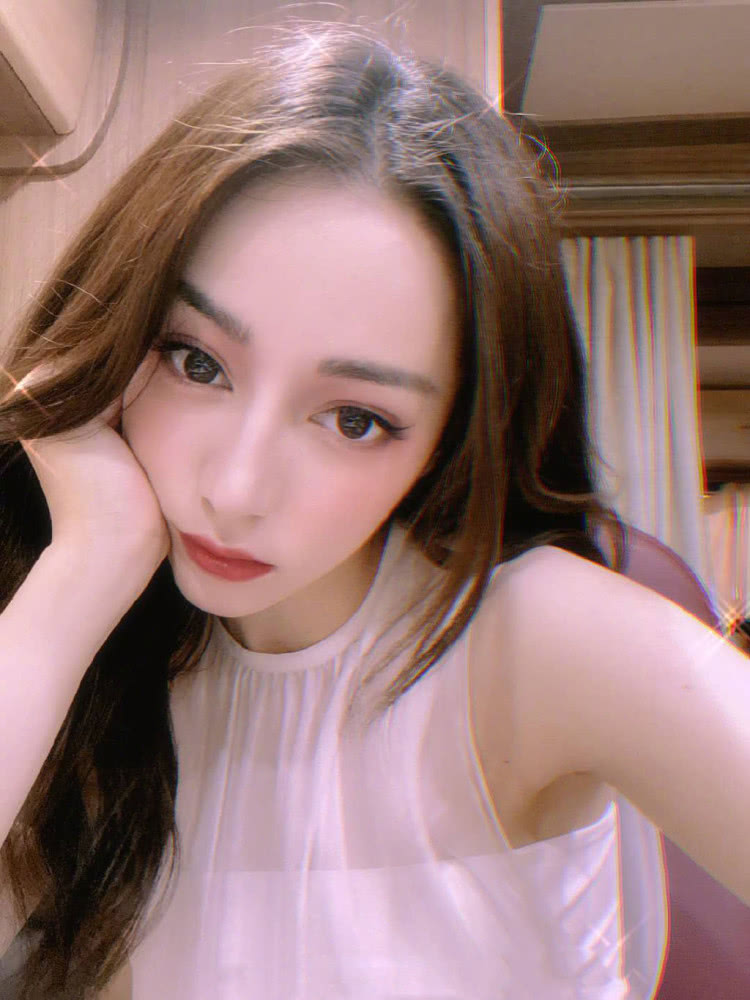 迪丽热巴连晒18张自拍照，御姐和可爱画风百变，对镜放闪超撩人