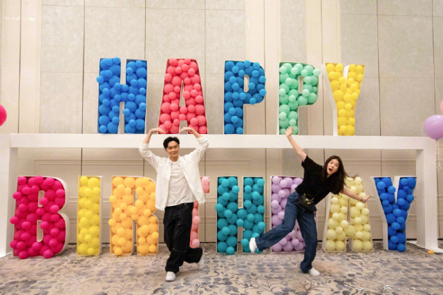 袁咏仪为老公庆生，包贝尔夫妇及章子怡到场，张智霖被侃是工具人