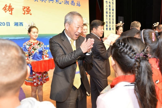 父亲因生他而丢掉工作，现在他长大成人，赚到千亿身家来回馈父亲