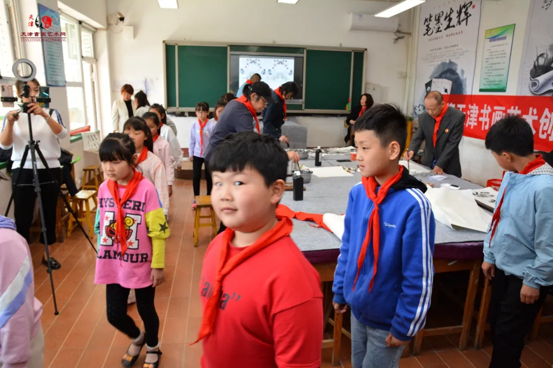 “天津书画艺术基地书画家送文化进校园”走进安次区神宇小学