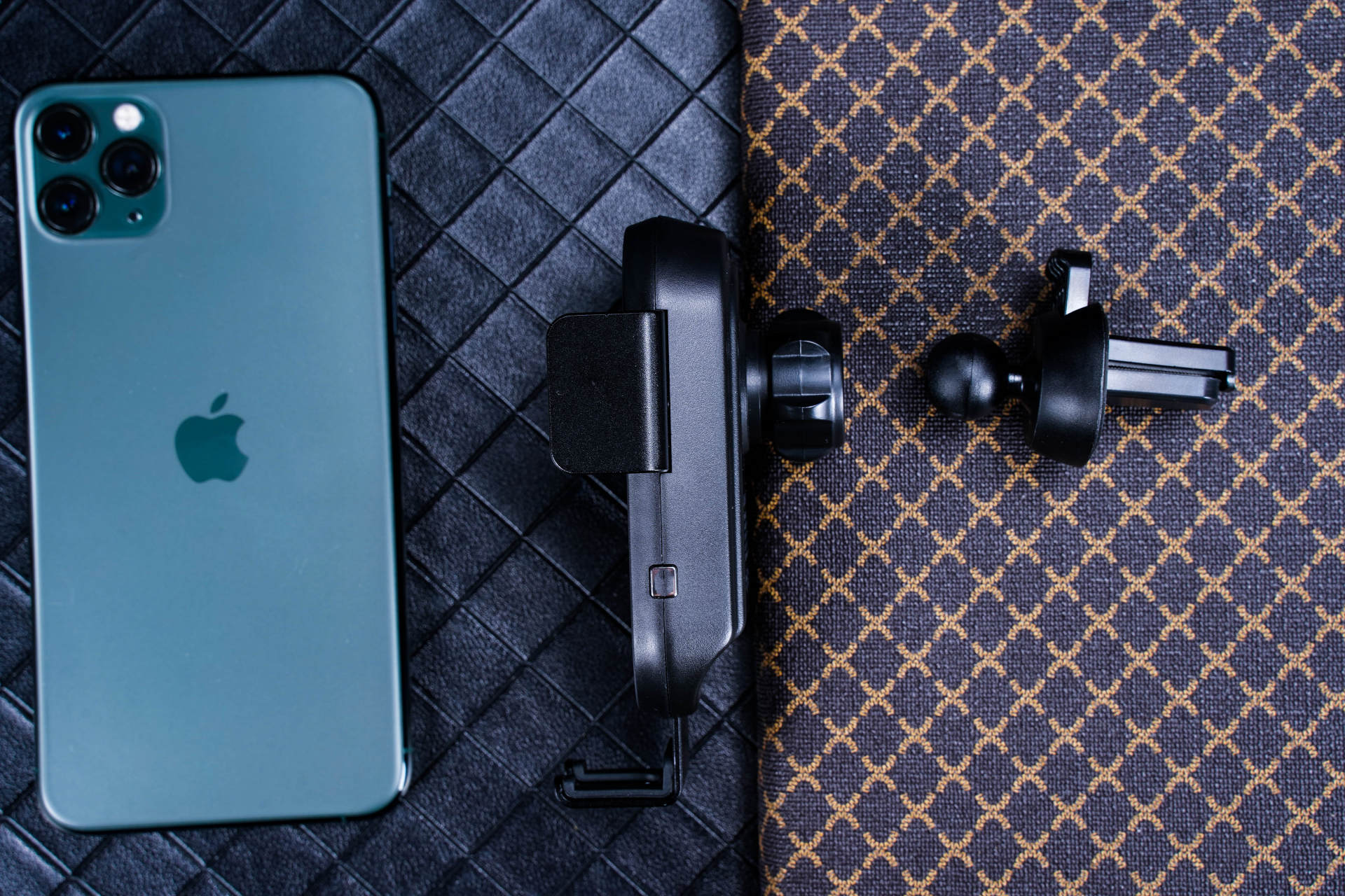 张弛有度，15W快充入手MOMAX摩米士车载无线充电手机支架