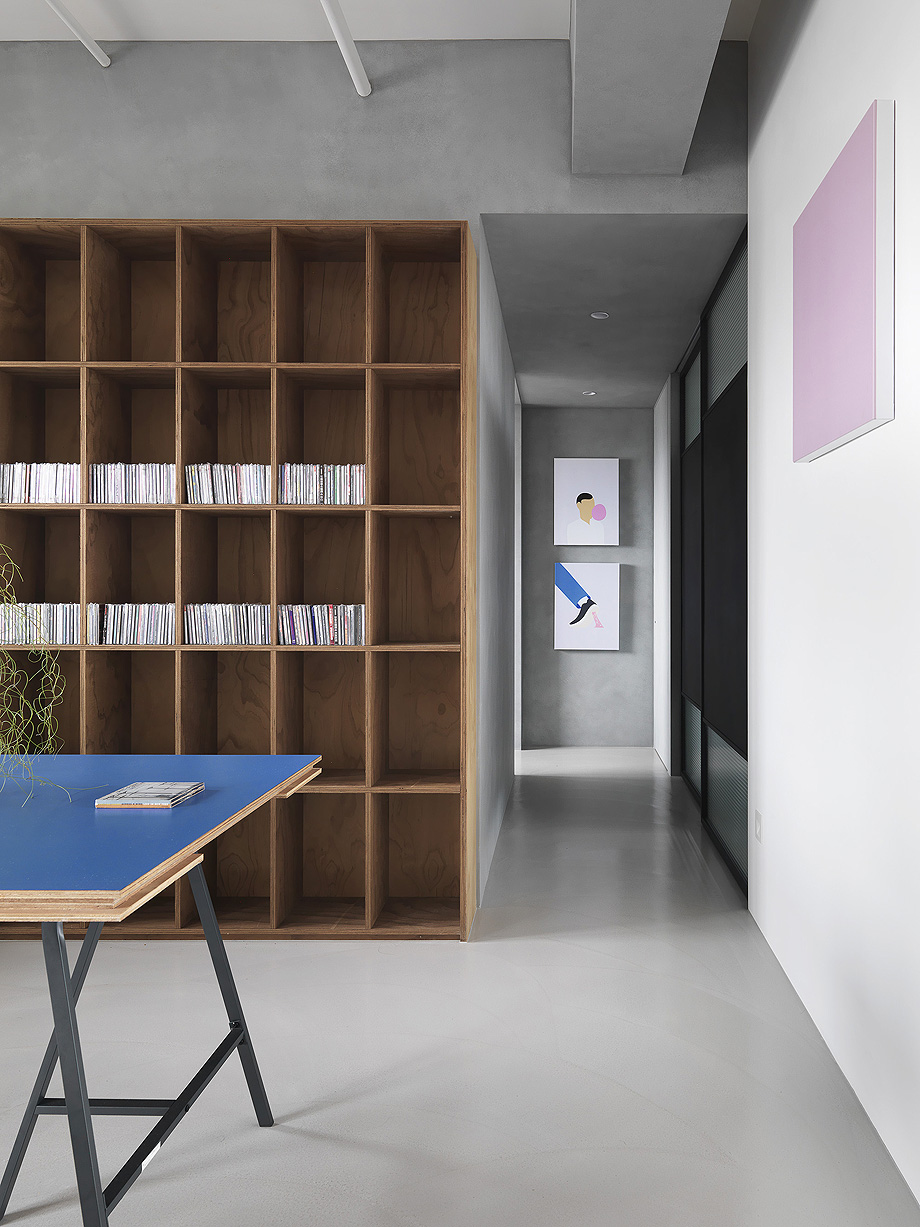 一枝傲梅冷寒中，木顶皮椅点褐红，119 m²极简公寓