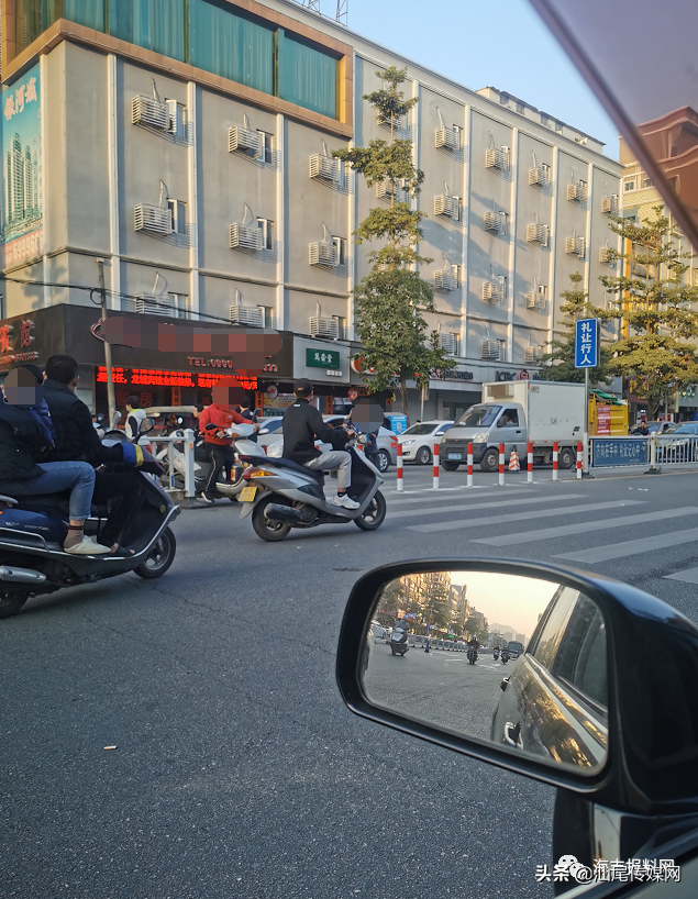 海丰一辆摩托车横穿护栏时，突然遭遇意外...