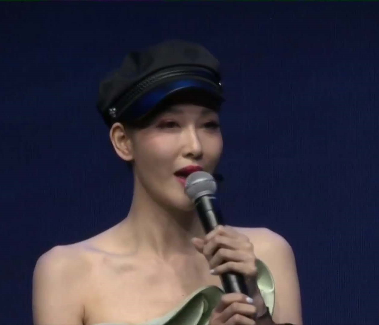 华鼎奖红毯暗淡：仅261人看直播，范冰冰服装显廉价温碧霞脸僵