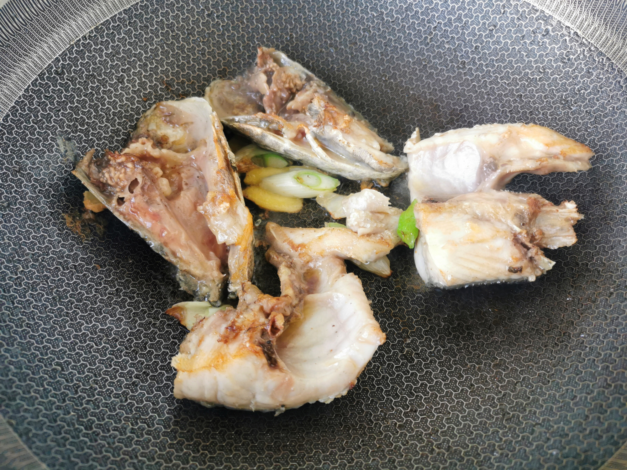 魚頭湯很多人做錯了，難怪不好喝，分享3個要點，湯汁奶白無腥味