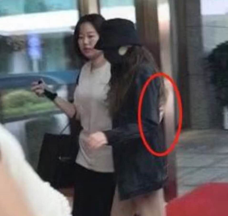 迪丽热巴打扮朴素现身医院,身体亮红灯,曾自