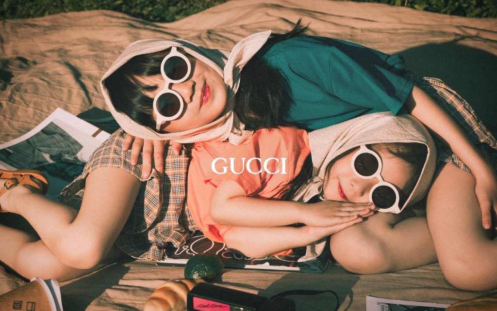 小山竹兒童節攜妹妹拍時尚大片，姐妹倆同框凹造型，又美又傲嬌