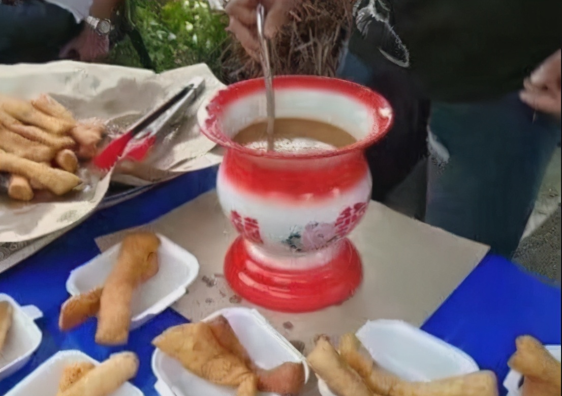 外國人狂購痰盂，用來裝美酒蔬果，美媒醒悟：那是裝尿的別買了