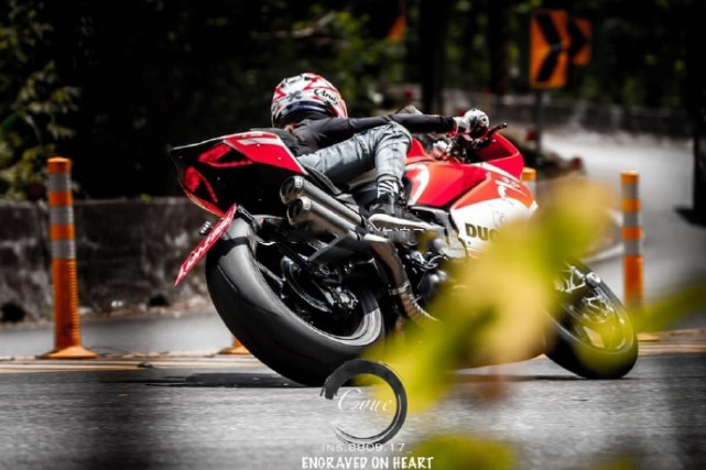 毫不在乎？欧弟刚刚才官宣离婚，郑云灿就骑机