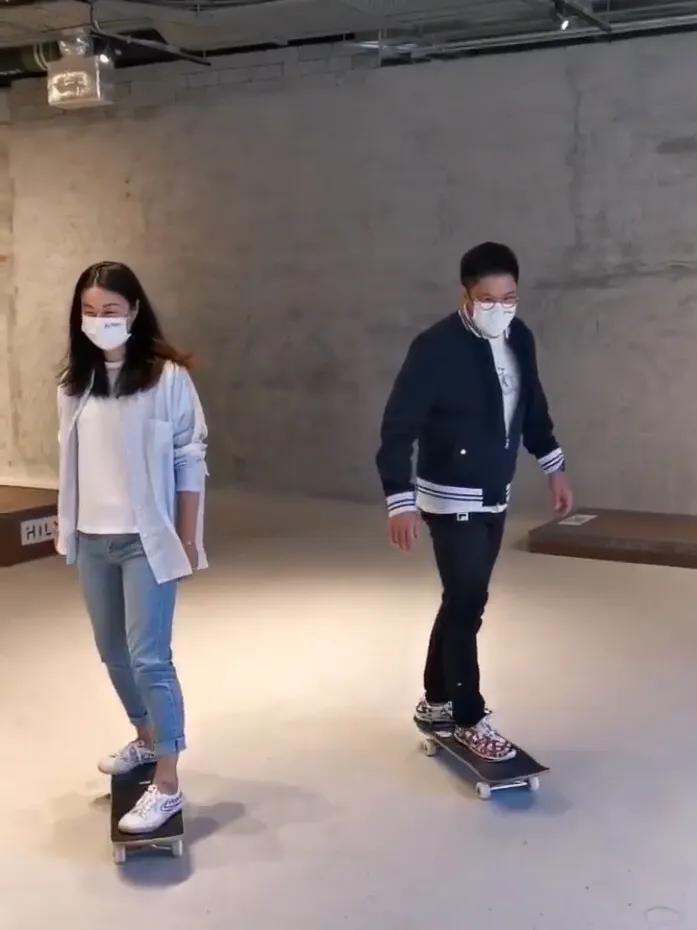 郭晶晶夫妇一起玩滑板，晶晶动作灵活，霍启刚动作笨拙搞笑很可爱