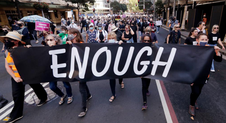澳多地爆發抗議，10萬民眾將逼宮總理，莫里森提到開槍射擊