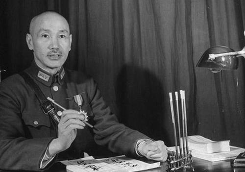 中校乘船叛逃台湾，获500两黄金，10个月后被当成神经病枪决