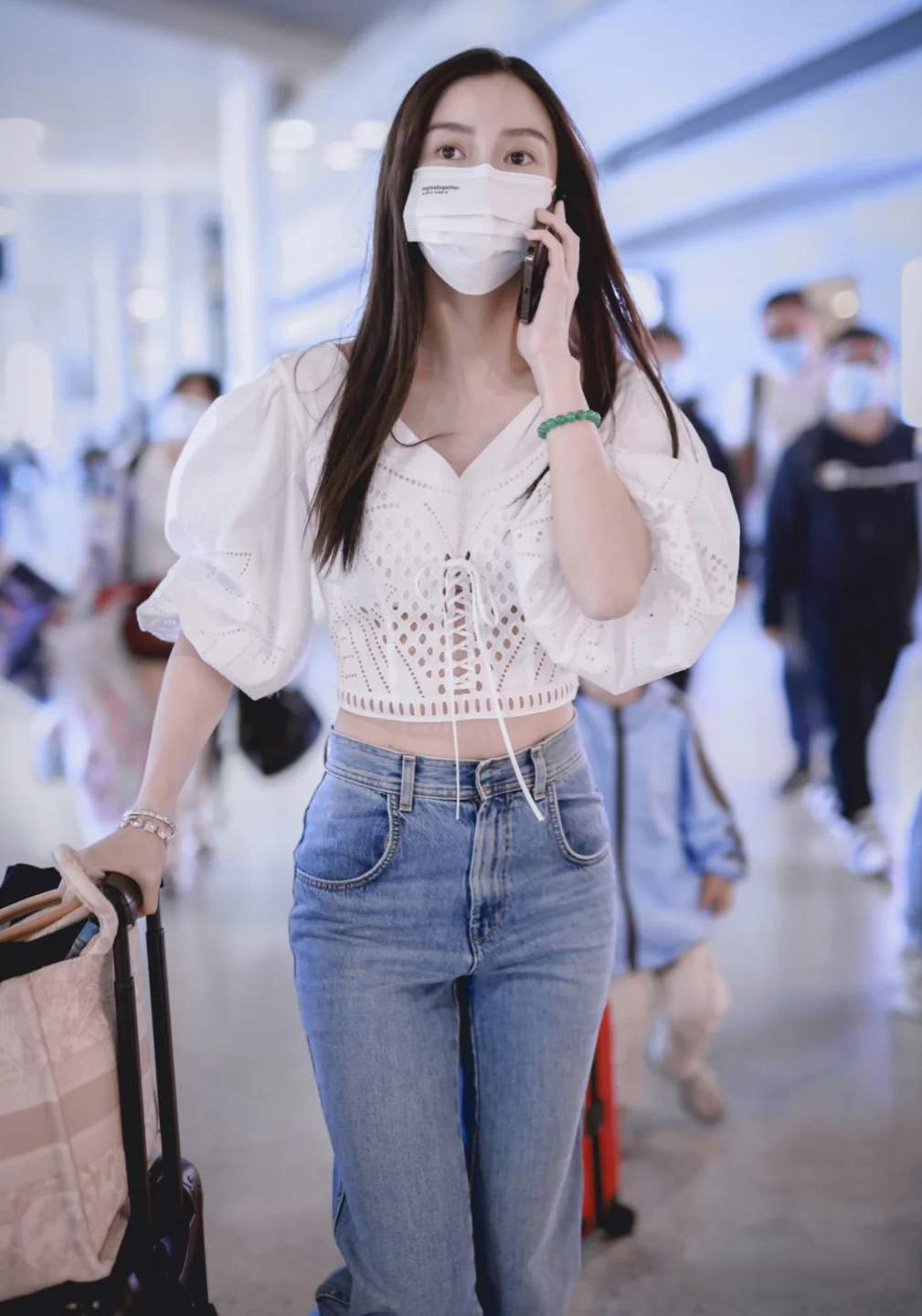 baby帶兒子出行，4歲小海綿獨自推行李箱，母子倆機場狂奔太可愛