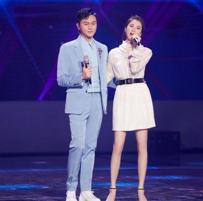 张智霖夫妇偶遇张艺兴，三人合影留念，无滤镜下袁咏仪素颜显沧桑