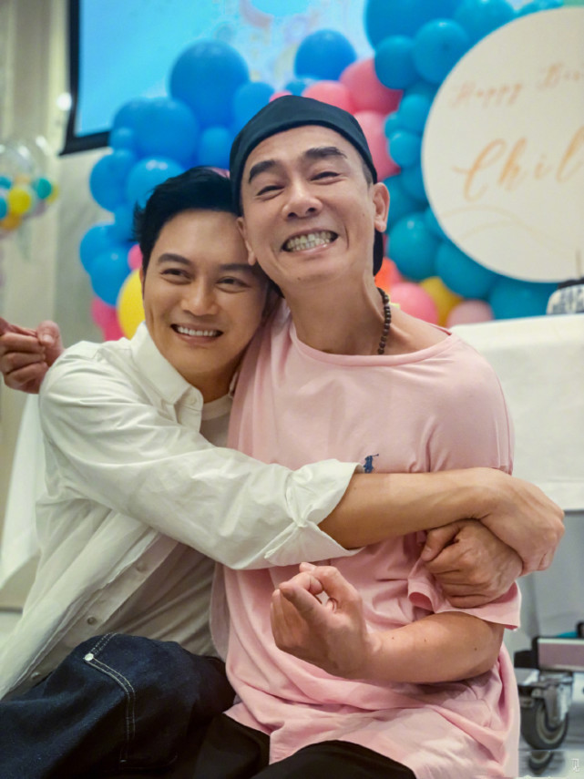 袁咏仪为老公庆生，包贝尔夫妇及章子怡到场，张智霖被侃是工具人