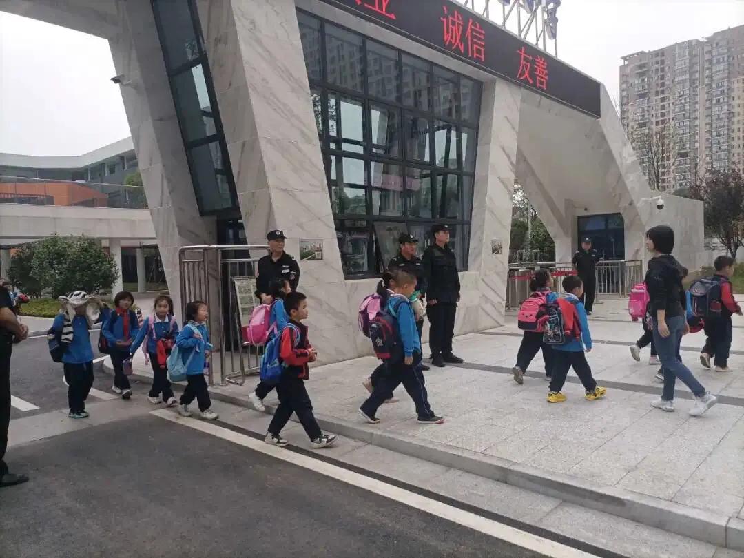 「我为群众办实事」湘潭高新公安护校安园，撑起校园安全伞