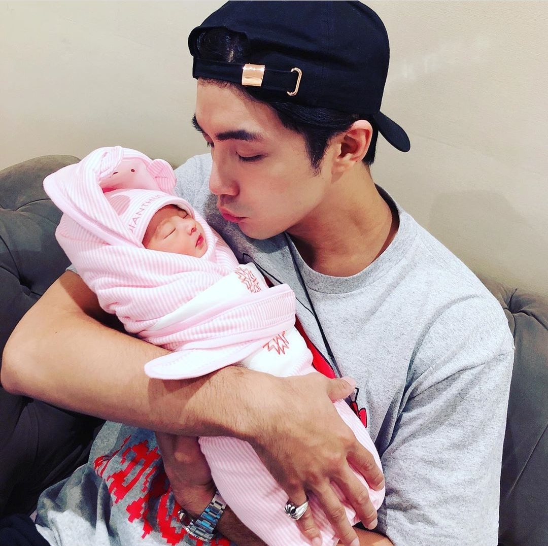 贺军翔七夕官宣二胎得女，在妻子孕期与女性友人牵手拥抱却获理解