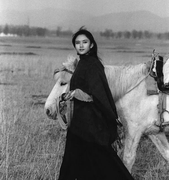 杨丽萍摘下帽子有多美？年轻时又飒又欲，冯小刚感叹她不是人是仙