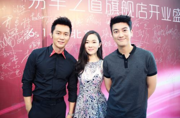 杜江夫妇低调带儿女游玩散心，霍思燕惬意微笑，网友：太幸福了