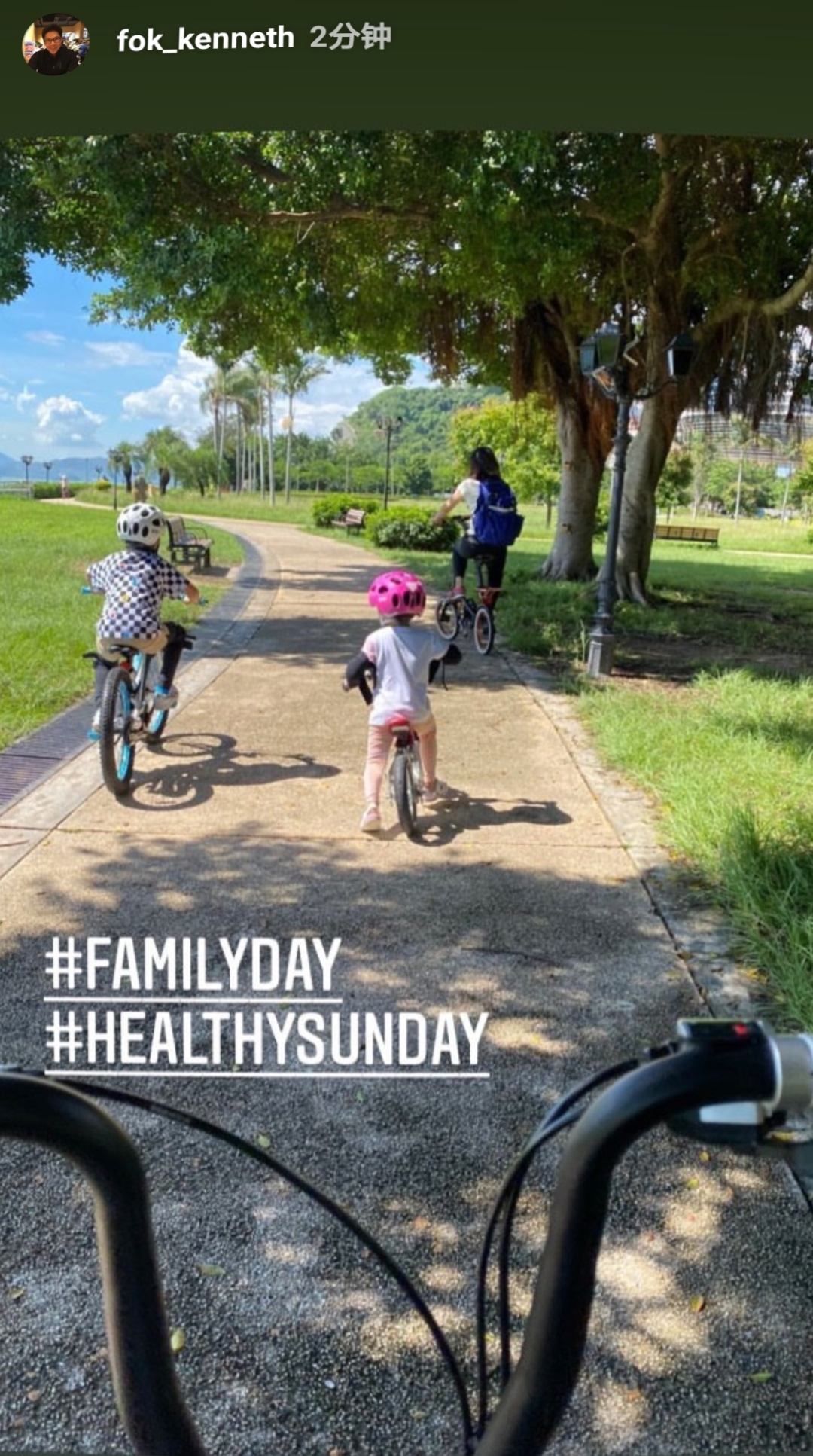 42岁霍启刚晒全家福庆生，携妻儿骑单车并表白：有你们便足够