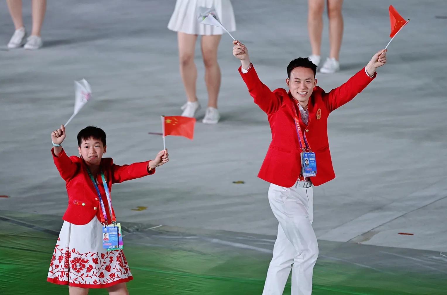 全红婵有麻烦了！何教练最担心的事情，被强行合影，幸好有谢思埸