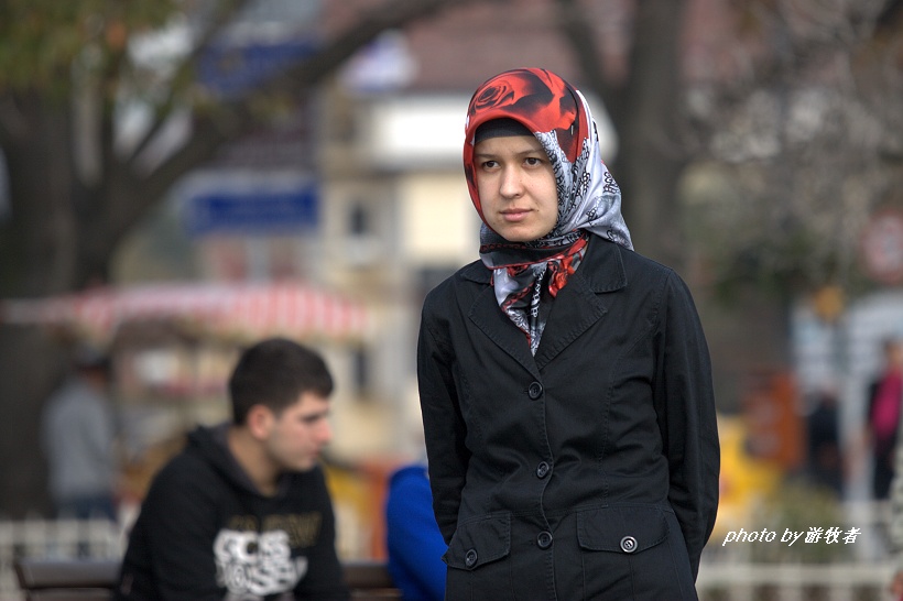 实拍土耳其街头美丽的花头巾，头巾虽小，却引发土耳其全国的争议