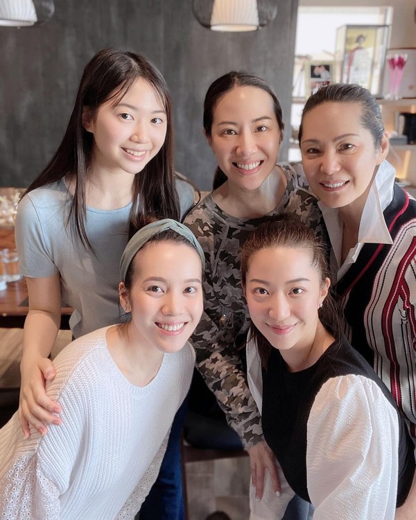 甄子丹家女子聚餐，妹妹表妹全嫁豪門，女兒反而最不起眼