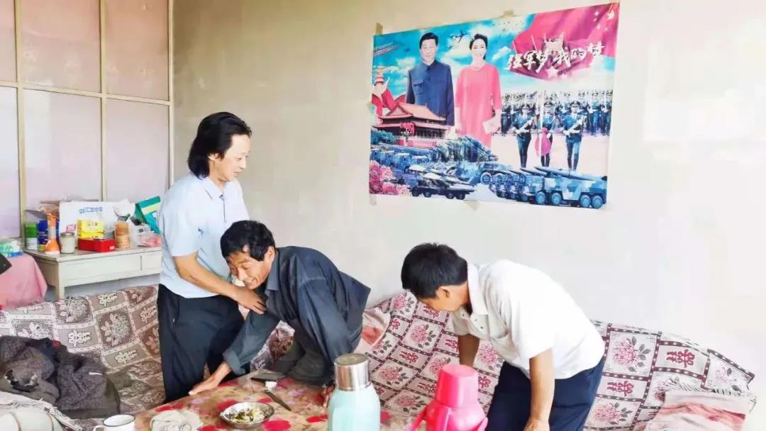 天津市内蒙古鄂尔多斯商会中秋看望家乡身障亲人
