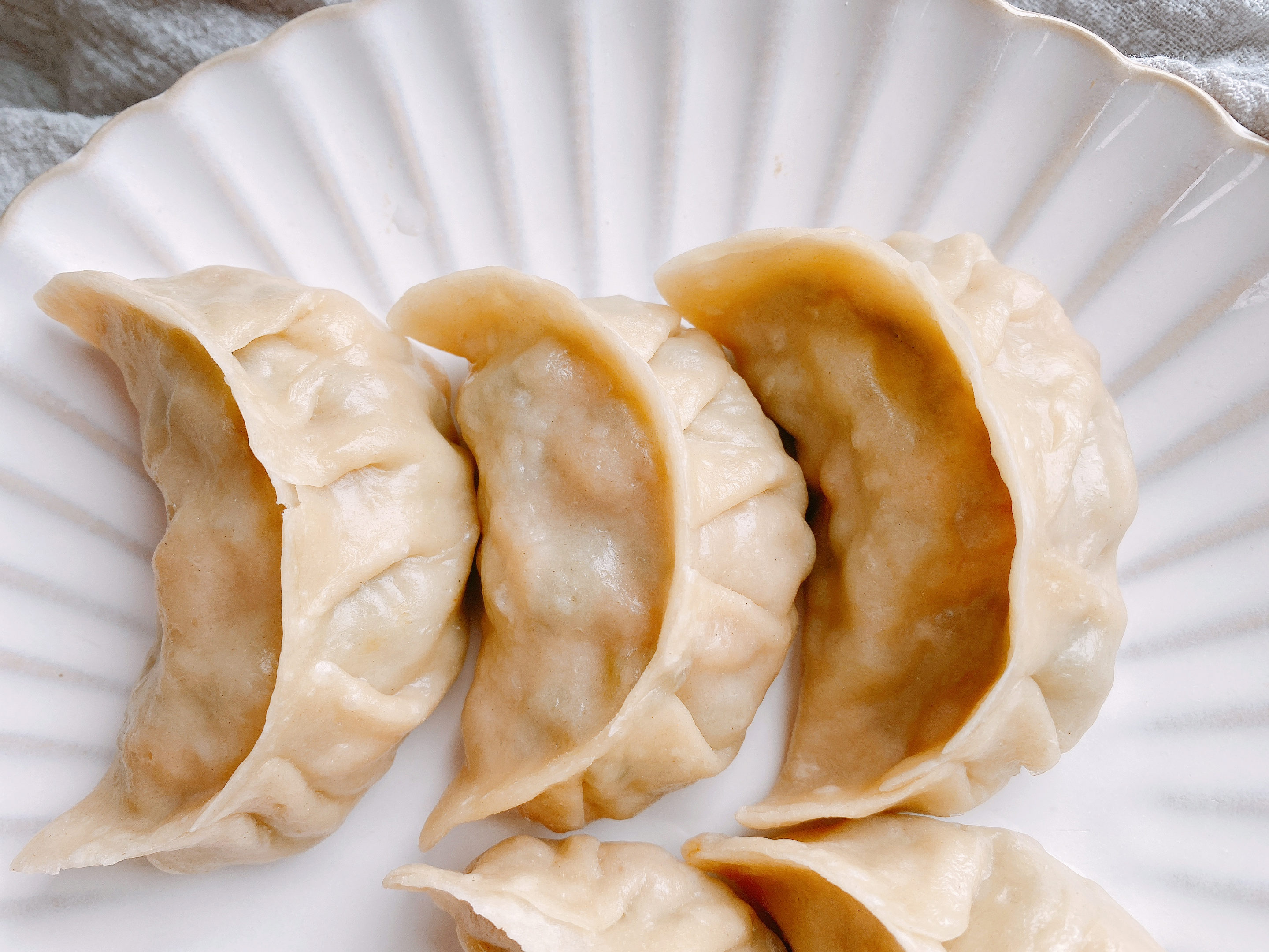 豆角做成饺子原来这么好吃，颜色翠绿不发黄，皮薄馅多，鲜嫩多汁