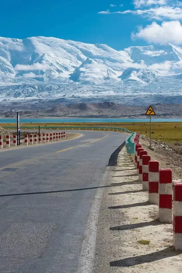 新疆旅游攻略，这8条路线，有生之年一定要去一次