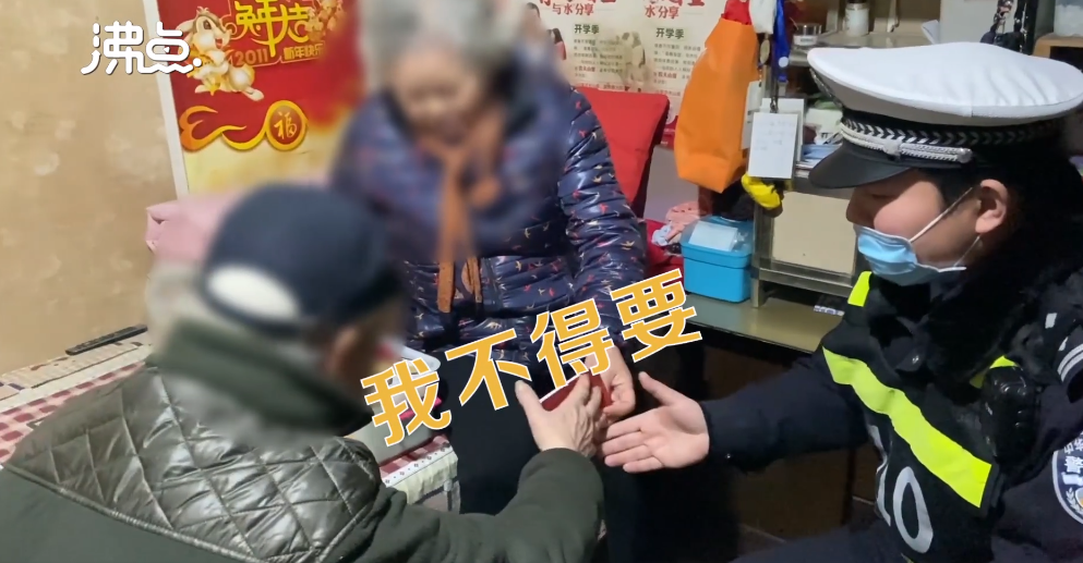 喜報(bào)！30年沒(méi)見(jiàn)過(guò)工資卡的大爺，終于摸到存折了