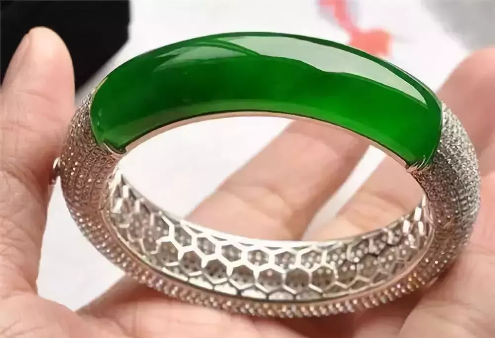 唯美的翡翠手镯金镶美丽背后的秘密你知道吗