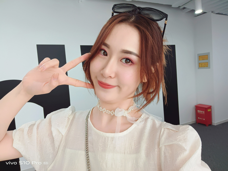 vivo S10 Pro手机评测 绮光焕彩与美颜自拍捕获小姐姐的爱