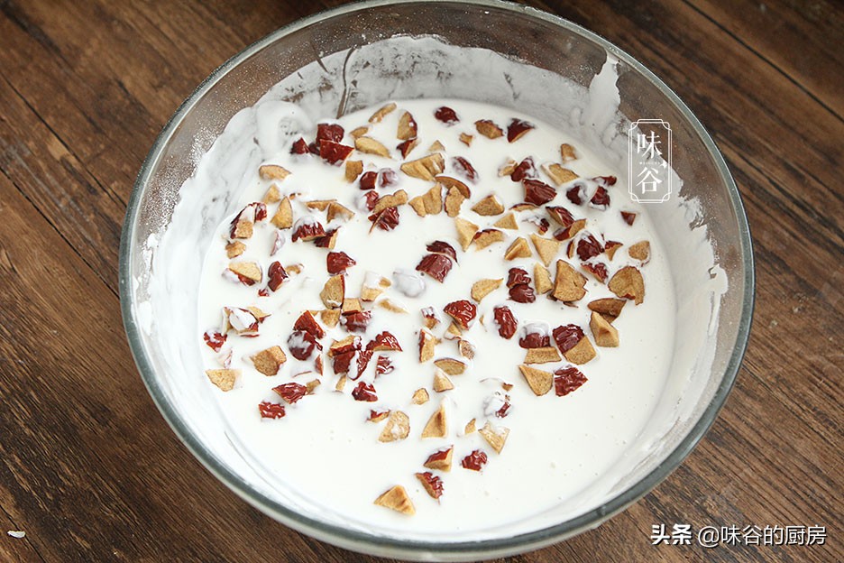 這糕點，吃一次饞一次，不用烤箱不打發，香甜軟糯，家人都愛吃