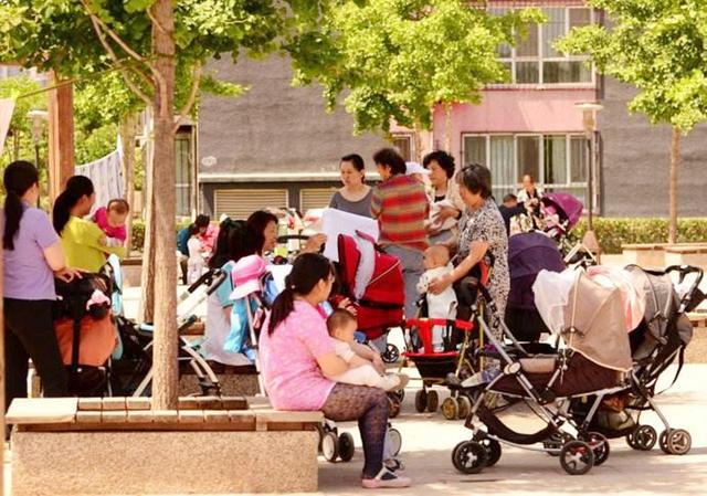 “新型啃老”碰上硬茬子，70后父母：不出钱不带娃，自己管自己