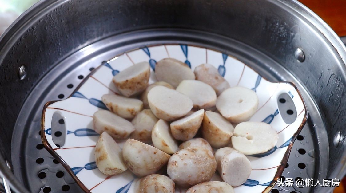 芋头不用水煮，撒点盐蒸一下，比红烧得更好吃，粉糯咸香