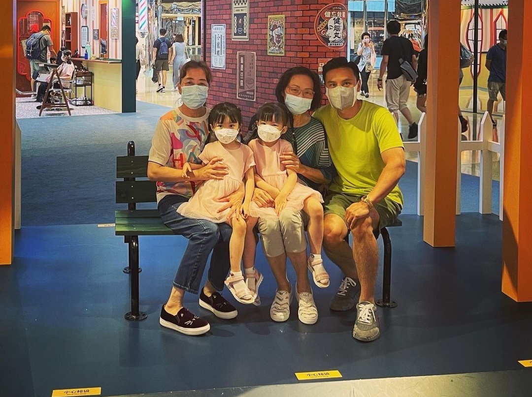 郭可颂带妈妈丈母娘和女儿度假，彰显好男人本色，熊黛林没嫁错人